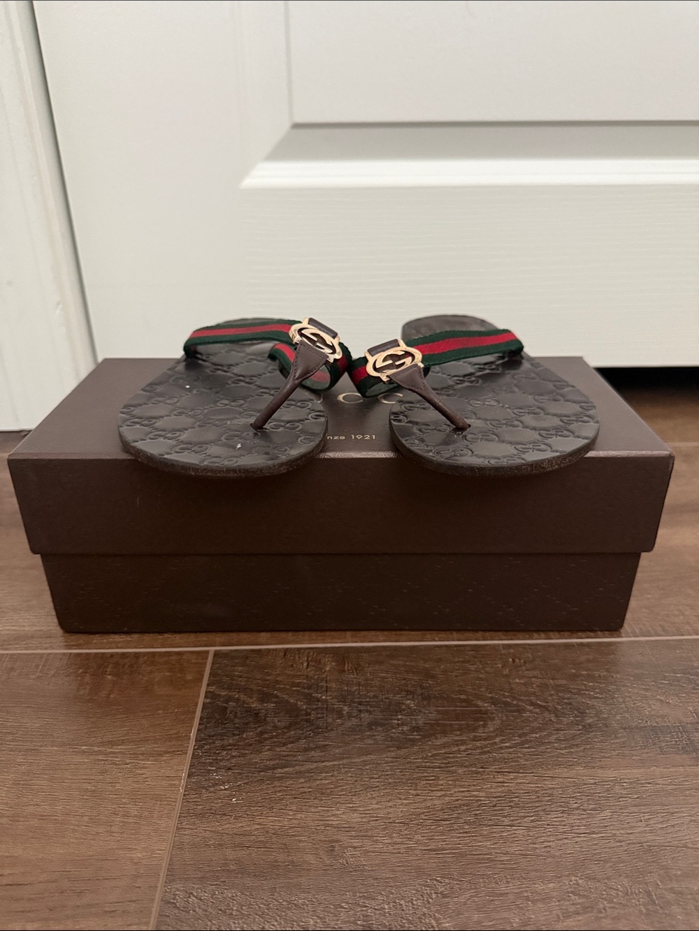 Gucci Brown GG Logo Thong Sandals with Green-Red Webbing - Picture 2 of 3